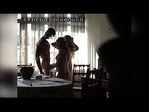 ❤️ Amigos sexuais convidam um homem gigante e um ménage à trois com ele Pornuts em nós ❌❤