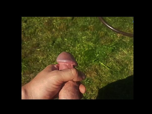 ❤️ A boazona fica com a rata rosa fodida e ejacula com um esguicho num jardim de Verão Pornuts em nós ❌❤