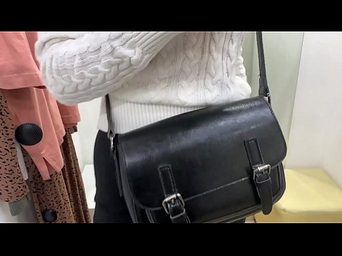 ❤️ Masturbação pública da jovem cadela FeralBerry com um dildo no provador Pornuts em nós ❌❤