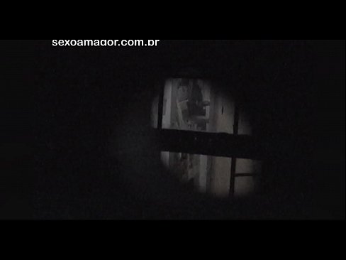 ❤️ Lourinho é filmado secretamente por um voyeur de bairro escondido atrás de tijolos ocos Pornuts em nós ❌❤
