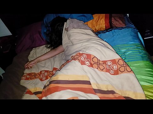 ❤️ Stepson berating a sua jovem madrasta enquanto ela dorme. Pornuts em nós ❌❤